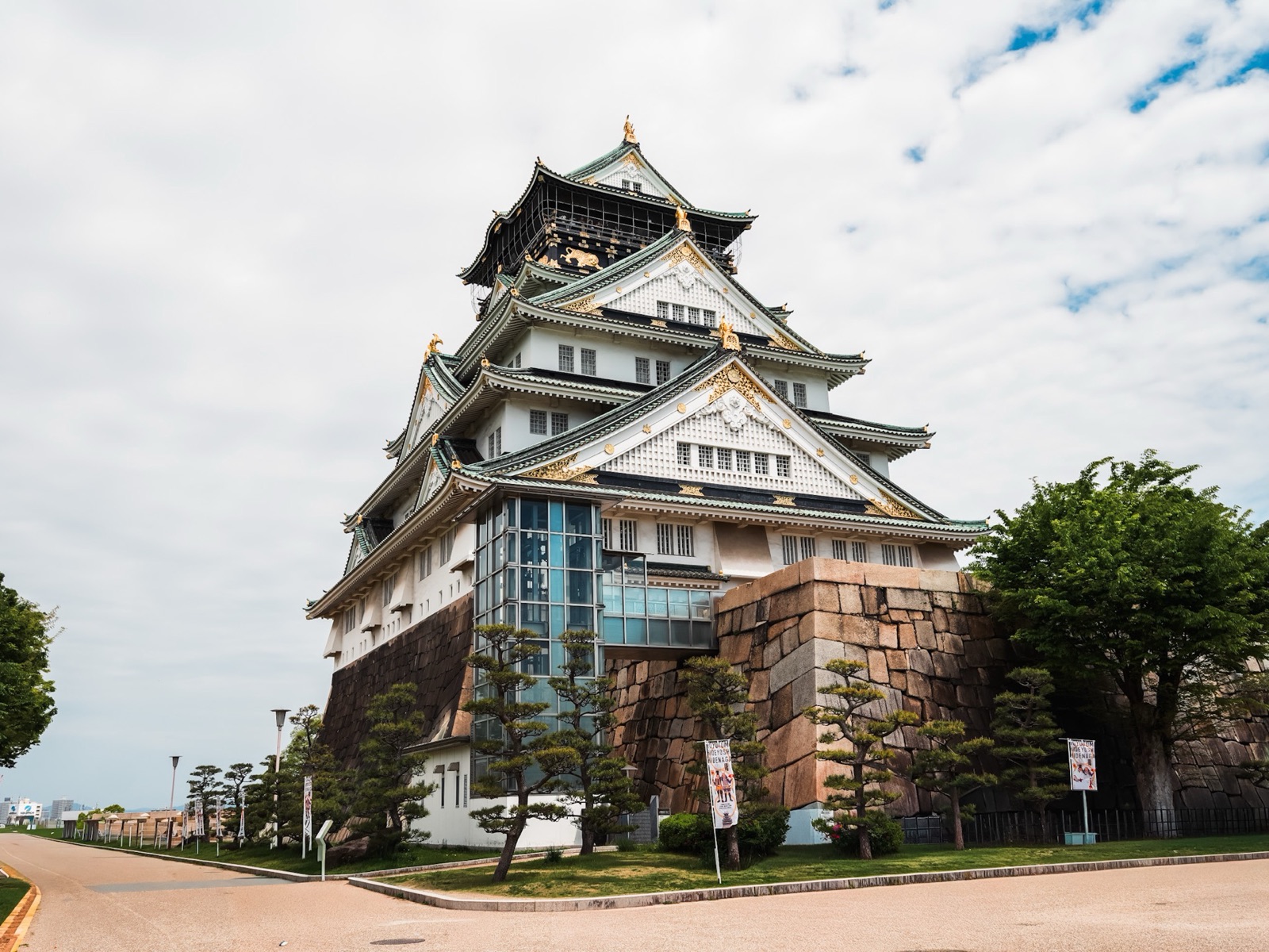 Osaka Castle and surrounding park
